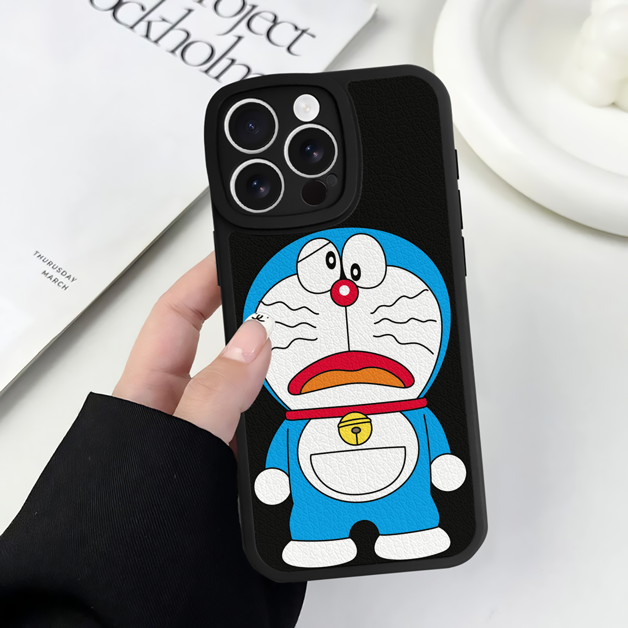 （画像用） ドラえもん Doraemon 【iPhone 16シリーズ対応】シリコンスマホケース（レザー調） 材質：シリコン